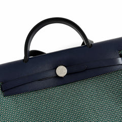 Hermers' popular herbag 31cm is designed to be inspired by saddle bags. The body of the bag is made of canvas, and the inseam, shoulder straps and handle are made of leather. The appearance is very si
