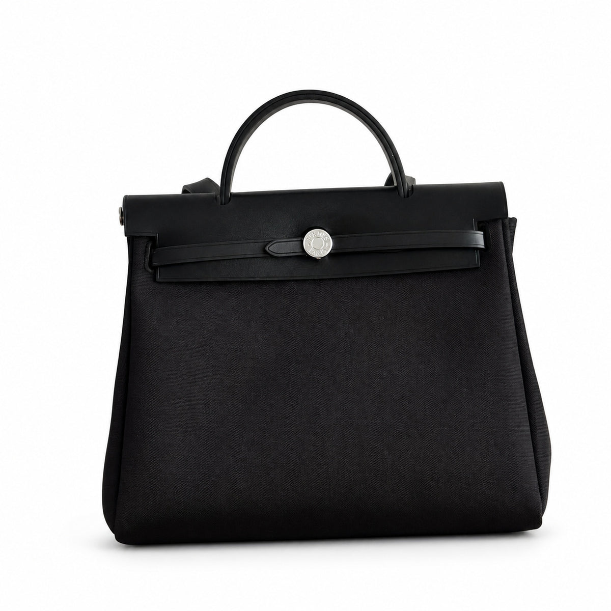 Hermers' popular herbag 31cm is designed to be inspired by saddle bags. The body of the bag is made of canvas, and the inseam, shoulder straps and handle are made of leather. The appearance is very si